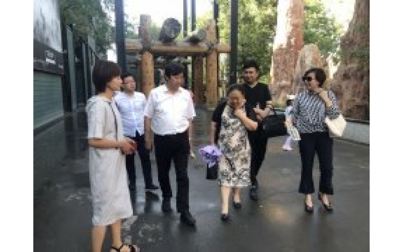 ���ݴ�ѧ���ɽ�������־�嶭�³��ͺ�ɫ����